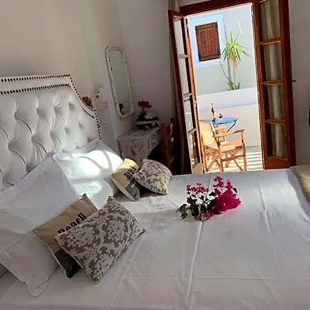Philoxenia & 3* Perissa (Santorini)