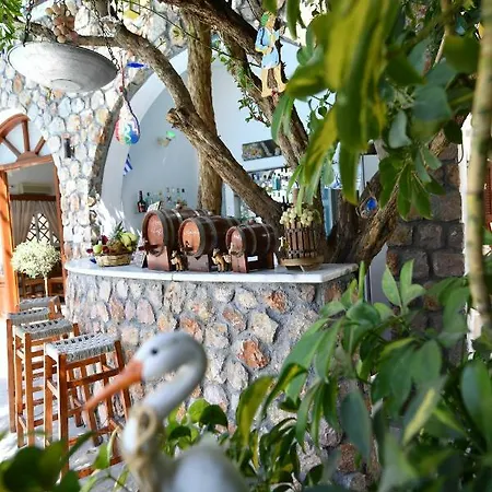 Philoxenia & Hotel Perissa (Santorini)