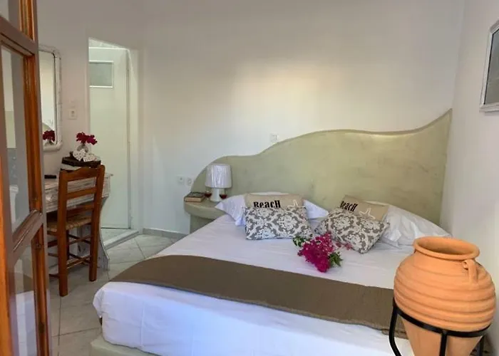 Philoxenia & 3* Perissa (Santorini)