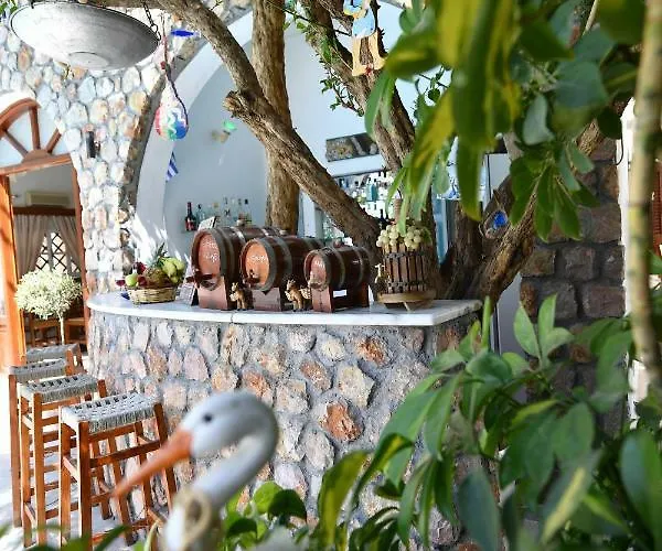 Philoxenia & Hotel Perissa (Santorini)